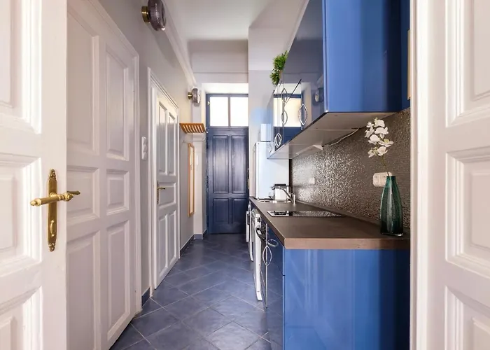 New York Cafe In Center